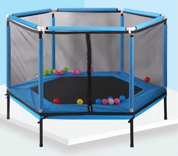 טרמפולינה משושה בצבע כחול