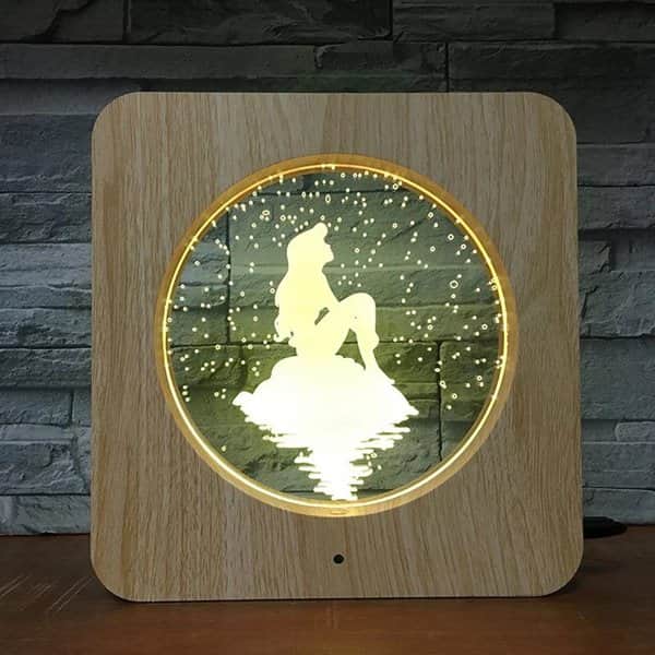 פיה מוארת עם מסגרת מעץ