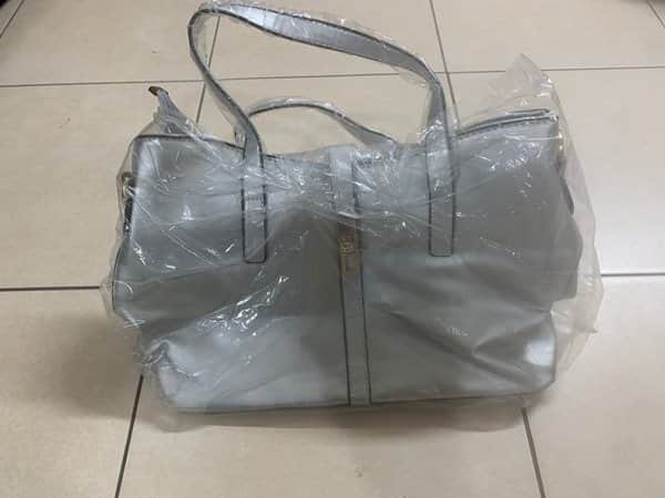 תיק כסוף עם רצועה