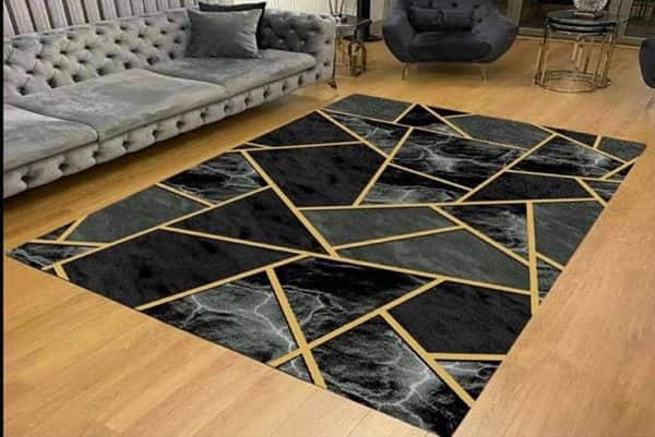 שטיח לסלון גאומטרי אפור ירקרק כהה פסים זהובים